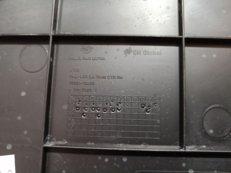 Recambio de guarnecido puerta delantera derecha para ssangyong tivoli 1.6 referencia OEM IAM   