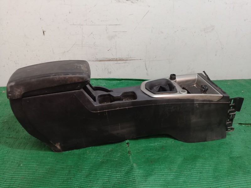 Recambio de consola central trasera para ssangyong tivoli 1.6 referencia OEM IAM SINREF SIN REF SIN REF