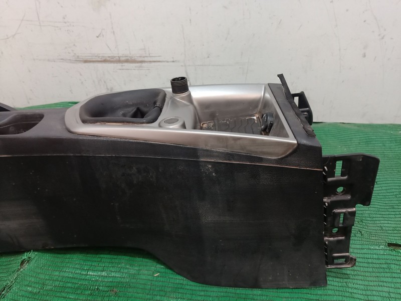 Recambio de consola central trasera para ssangyong tivoli 1.6 referencia OEM IAM SINREF SIN REF SIN REF