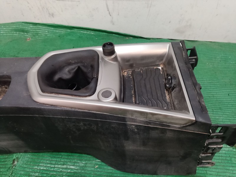 Recambio de consola central trasera para ssangyong tivoli 1.6 referencia OEM IAM SINREF SIN REF SIN REF