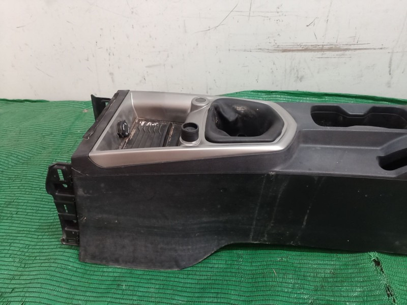 Recambio de consola central trasera para ssangyong tivoli 1.6 referencia OEM IAM SINREF SIN REF SIN REF