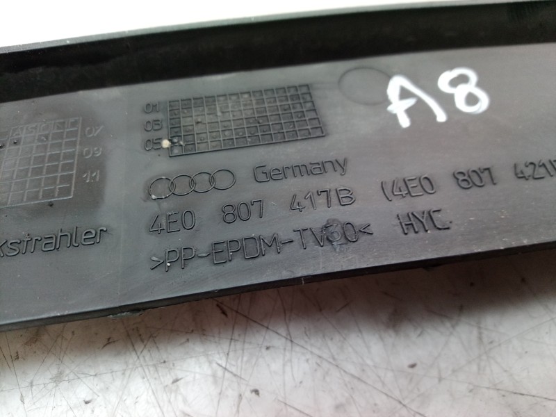 Recambio de molduras traseras para audi a8 (4e2) referencia OEM IAM 4E0807417B 4E0807417B 4E0807417B