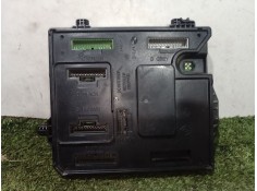 Recambio de caja reles / fusibles para renault megane iii sport tourer expression referencia OEM IAM 284B17882R 284B17882R S1800