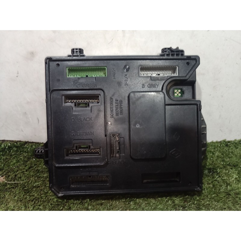 Recambio de caja reles / fusibles para renault megane iii sport tourer expression referencia OEM IAM 284B17882R 284B17882R S1800