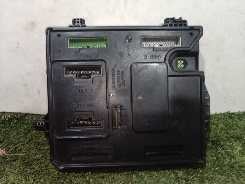 Recambio de caja reles / fusibles para renault megane iii sport tourer expression referencia OEM IAM 284B17882R 284B17882R S1800