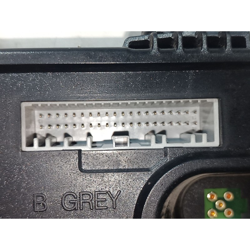 Recambio de caja reles / fusibles para renault megane iii sport tourer expression referencia OEM IAM 284B17882R 284B17882R S1800