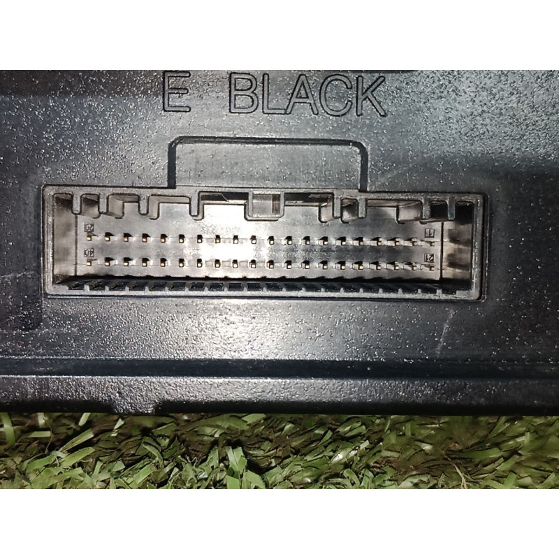 Recambio de caja reles / fusibles para renault megane iii sport tourer expression referencia OEM IAM 284B17882R 284B17882R S1800