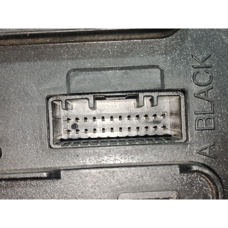 Recambio de caja reles / fusibles para renault megane iii sport tourer expression referencia OEM IAM 284B17882R 284B17882R S1800