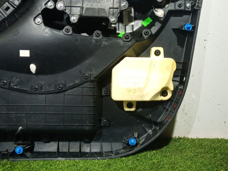 Recambio de guarnecido puerta delantera izquierda para hyundai ix35 (lm, el, elh) 1.6 referencia OEM IAM 823702Y000 823702Y000 8