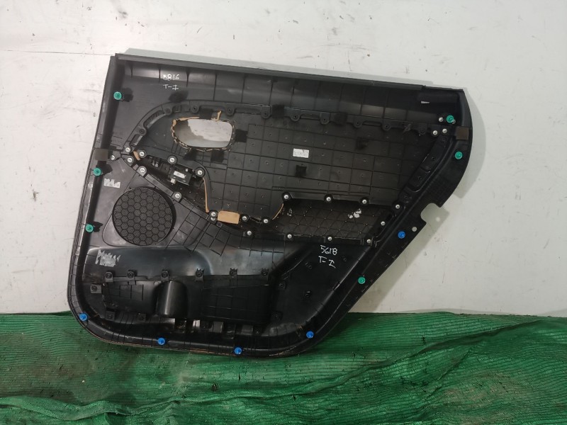 Recambio de guarnecido puerta trasera izquierda para kia carens iv 1.7 crdi referencia OEM IAM   