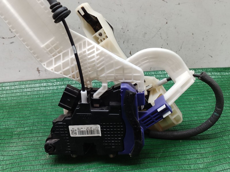 Recambio de cerradura puerta trasera derecha para kia carens iv 1.7 crdi referencia OEM IAM   