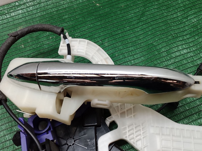 Recambio de cerradura puerta trasera derecha para kia carens iv 1.7 crdi referencia OEM IAM   