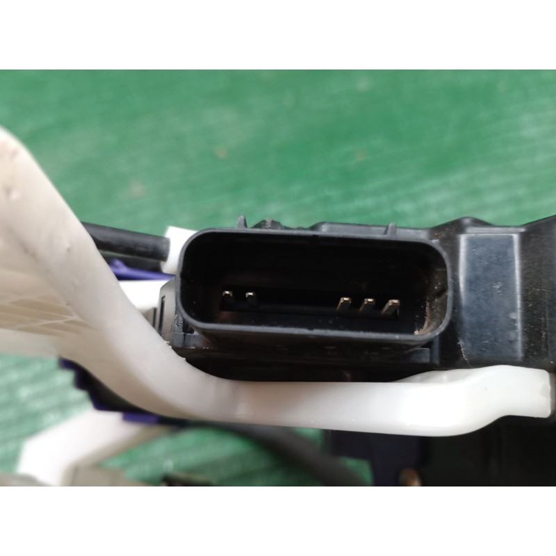 Recambio de cerradura puerta trasera derecha para kia carens iv 1.7 crdi referencia OEM IAM   