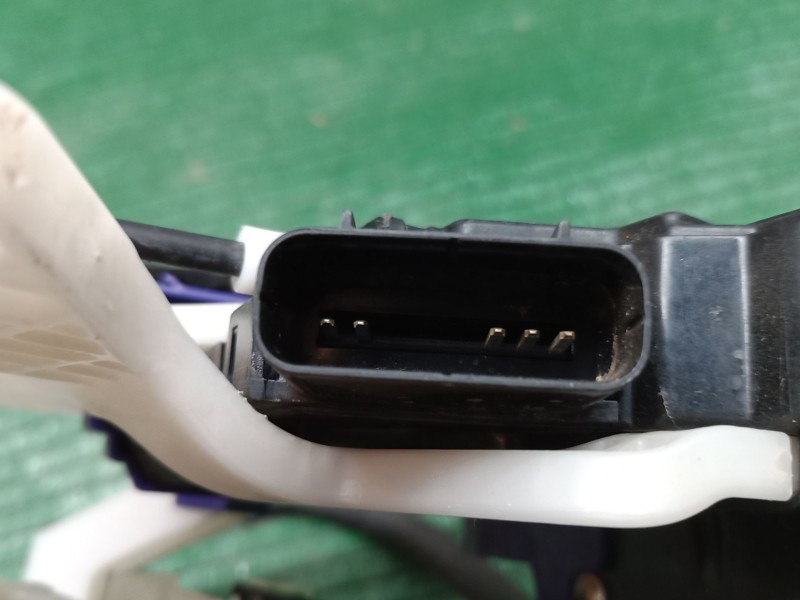 Recambio de cerradura puerta trasera derecha para kia carens iv 1.7 crdi referencia OEM IAM   