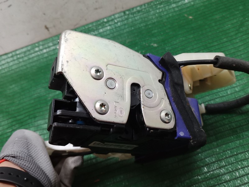 Recambio de cerradura puerta trasera izquierda para kia carens iv 1.7 crdi referencia OEM IAM 81410A4030 81410A4030 81410A4030