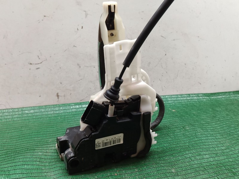 Recambio de cerradura puerta delantera derecha para kia carens iv 1.7 crdi referencia OEM IAM   