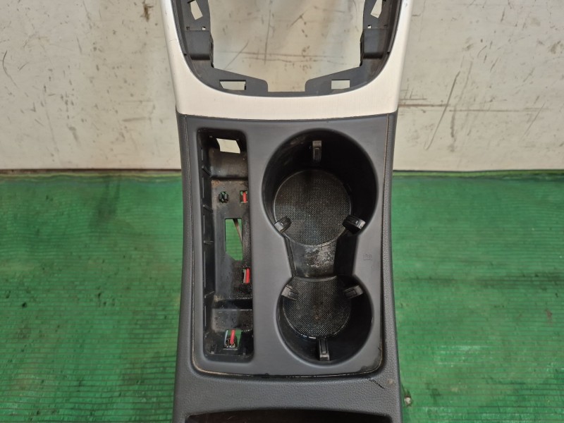 Recambio de consola central trasera para audi s5 cabriolet (8f7) referencia OEM IAM 8K0864981D 8K0864981D 0000240031