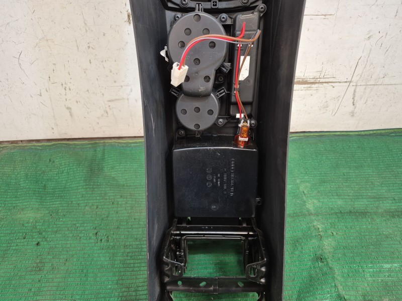 Recambio de consola central trasera para audi s5 cabriolet (8f7) referencia OEM IAM 8K0864981D 8K0864981D 0000240031