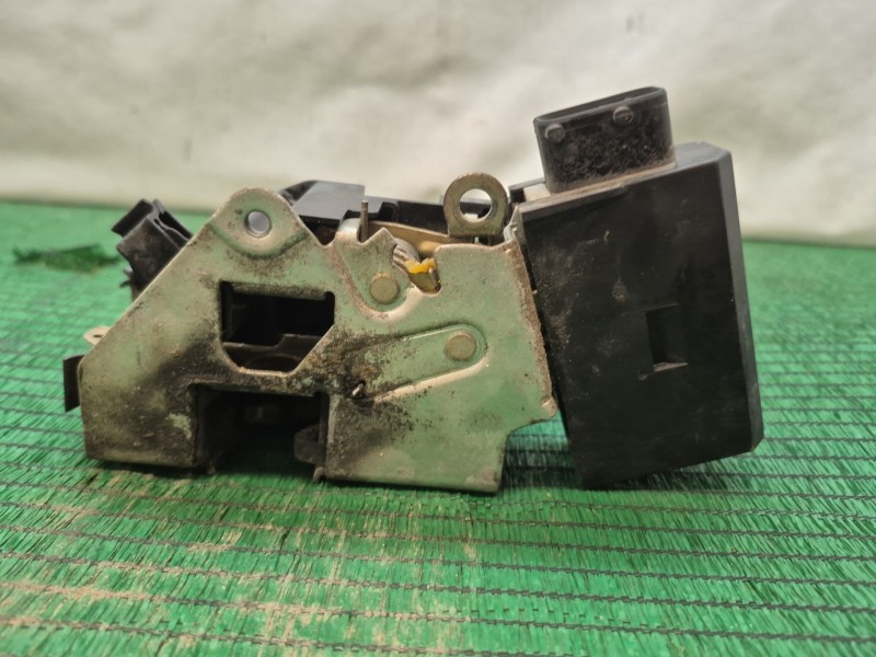 Recambio de cerradura puerta delantera derecha para bmw serie 3 compacto (e36) 316i referencia OEM IAM   