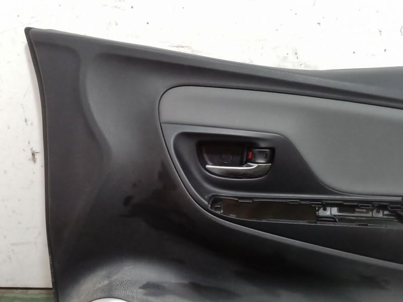 Recambio de guarnecido puerta delantera derecha para toyota yaris (_p13_) 1.5 hybrid (nhp130_) referencia OEM IAM   