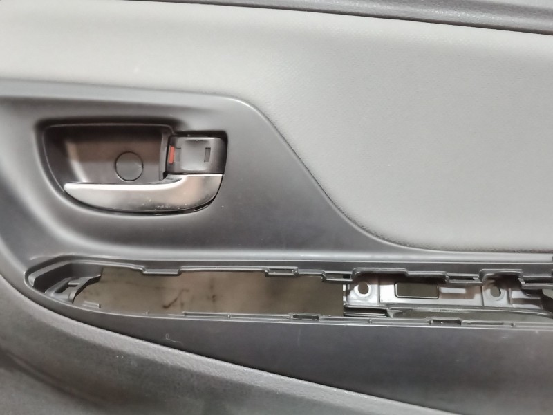 Recambio de guarnecido puerta delantera derecha para toyota yaris (_p13_) 1.5 hybrid (nhp130_) referencia OEM IAM   