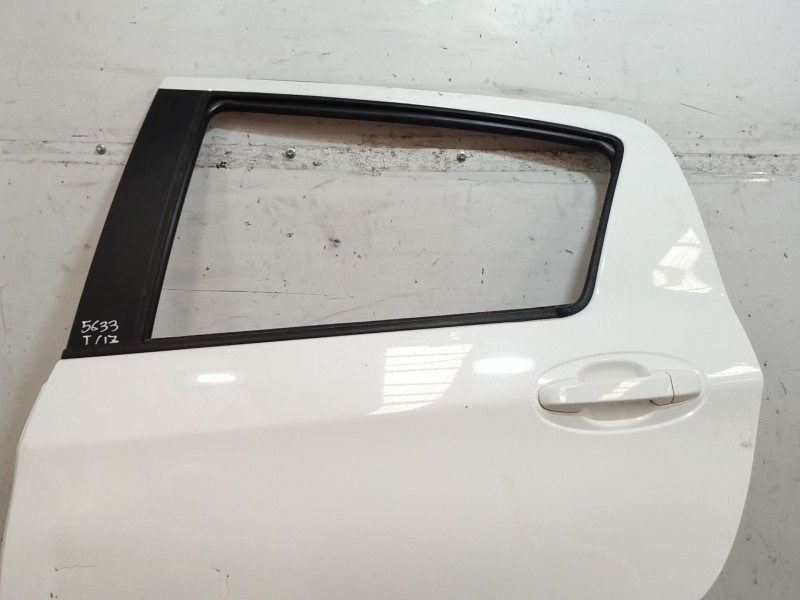 Recambio de puerta trasera izquierda para toyota yaris (_p13_) 1.5 hybrid (nhp130_) referencia OEM IAM   