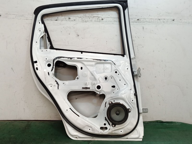 Recambio de puerta trasera izquierda para toyota yaris (_p13_) 1.5 hybrid (nhp130_) referencia OEM IAM   