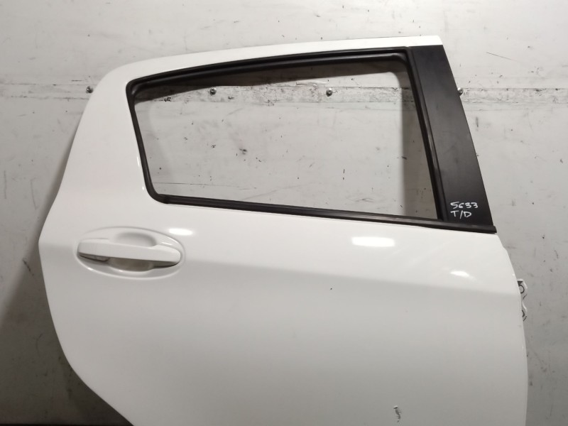 Recambio de puerta trasera derecha para toyota yaris (_p13_) 1.5 hybrid (nhp130_) referencia OEM IAM   