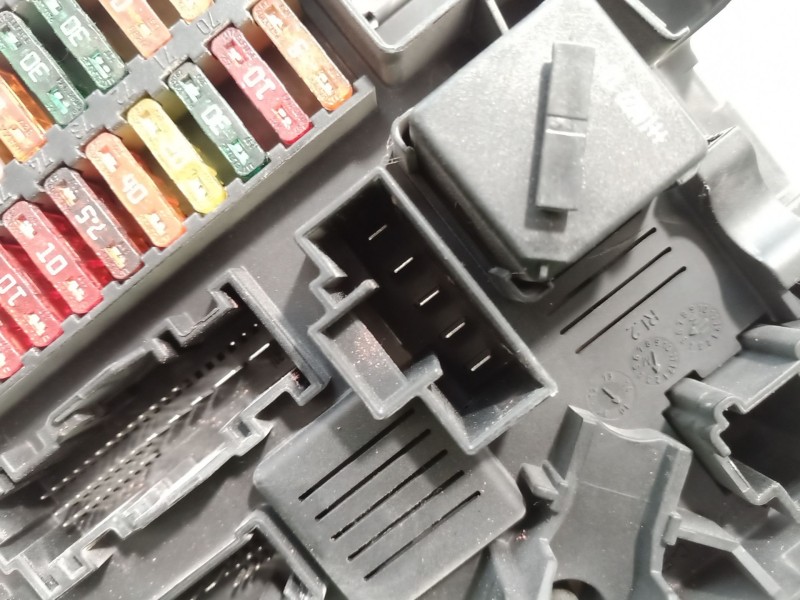 Recambio de caja reles / fusibles para bmw 5 touring (e61) 520 d referencia OEM IAM 690661901 690661901 690661901