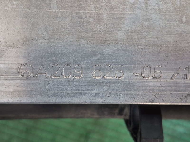 Recambio de refuerzo paragolpes delantero para mercedes-benz clase clk (w209) cabrio referencia OEM IAM    Recambio de refuerzo paragolpes delantero para mercedes-benz clase clk (w209) cabrio referencia OEM IAM