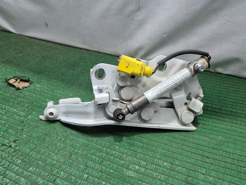 Recambio de visagra capo der para audi a3 (8v1, 8vk) 1.6 tdi referencia OEM IAM 8V0823302 8V0823302 8V0823302