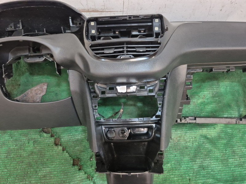 Recambio de salpicadero para peugeot 208 i (ca_, cc_) 1.2 vti 82 referencia OEM IAM   