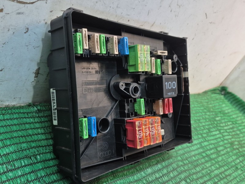 Recambio de caja reles / fusibles para volkswagen golf v (1k1) 1.6 fsi referencia OEM IAM   