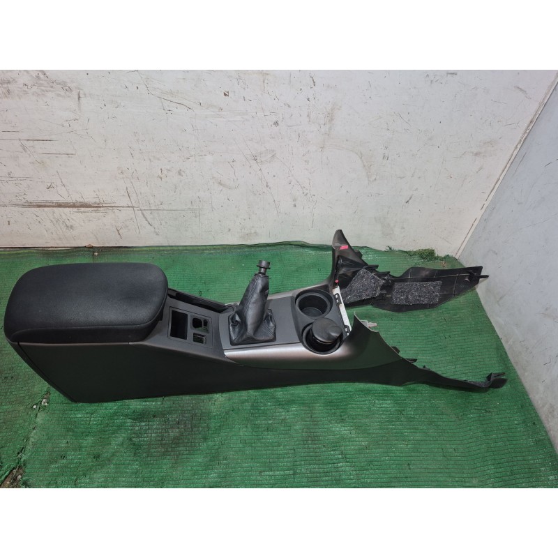 Recambio de apoyabrazos central para toyota rav 4 iii (_a3_) 2.2 d (ala35_) referencia OEM IAM 5890142051 5890142051 5890142051