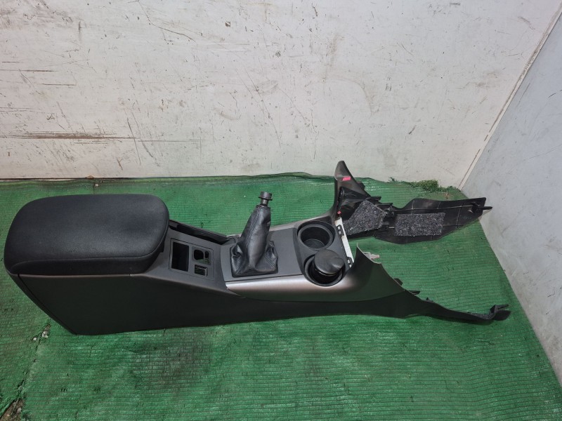 Recambio de apoyabrazos central para toyota rav 4 iii (_a3_) 2.2 d (ala35_) referencia OEM IAM 5890142051 5890142051 5890142051