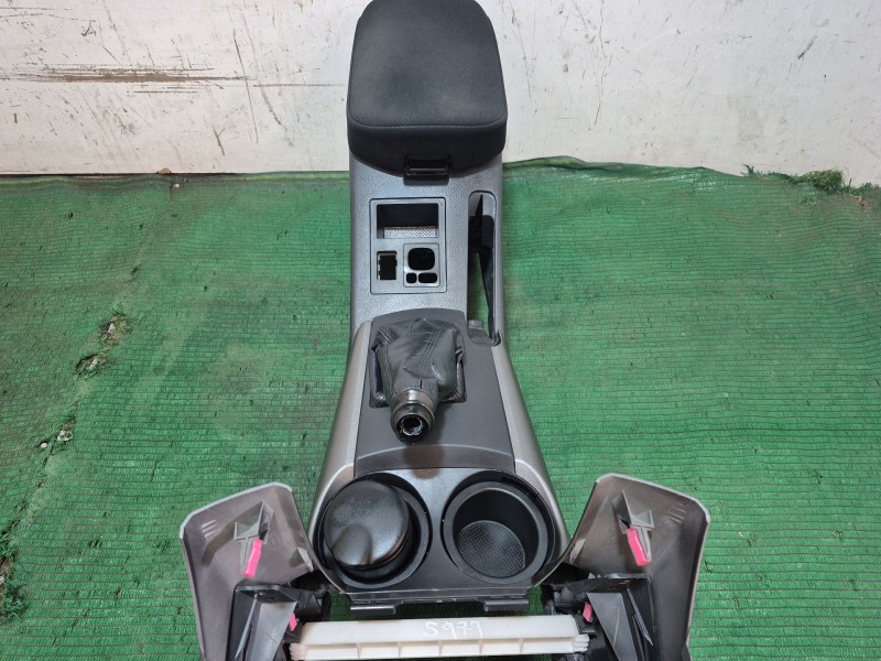 Recambio de apoyabrazos central para toyota rav 4 iii (_a3_) 2.2 d (ala35_) referencia OEM IAM 5890142051 5890142051 5890142051