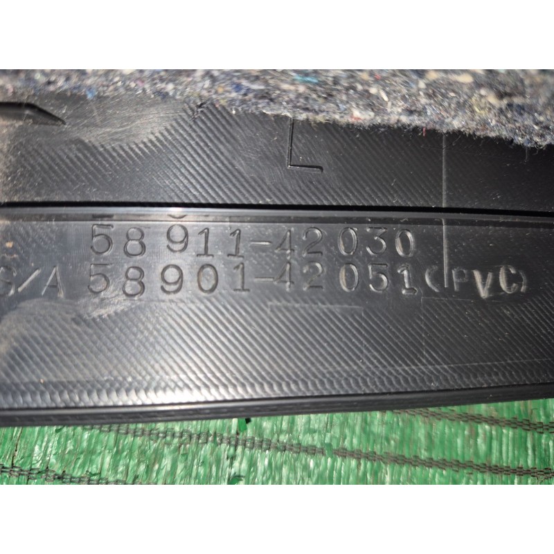 Recambio de apoyabrazos central para toyota rav 4 iii (_a3_) 2.2 d (ala35_) referencia OEM IAM 5890142051 5890142051 5890142051