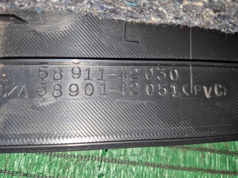 Recambio de apoyabrazos central para toyota rav 4 iii (_a3_) 2.2 d (ala35_) referencia OEM IAM 5890142051 5890142051 5890142051