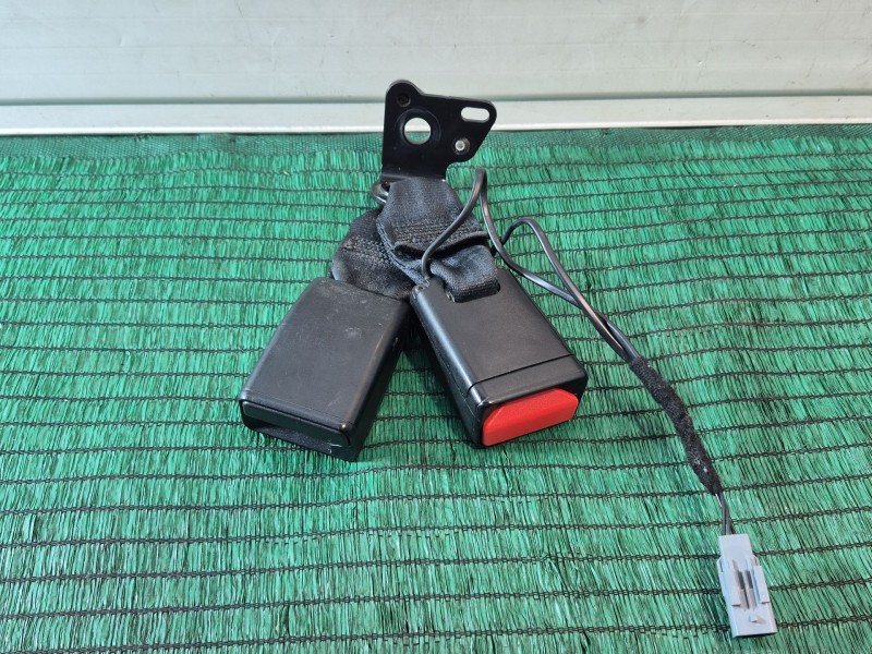 Recambio de enganche cinturon para renault clio iv (bh_) 0.9 tce 90 referencia OEM IAM   