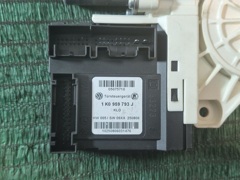 Recambio de motor elevalunas delantero izquierdo para volkswagen golf plus v (5m1, 521) 1.6 referencia OEM IAM   