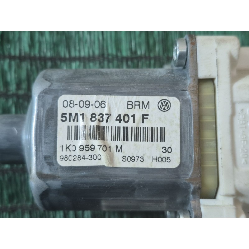 Recambio de motor elevalunas delantero izquierdo para volkswagen golf plus v (5m1, 521) 1.6 referencia OEM IAM   