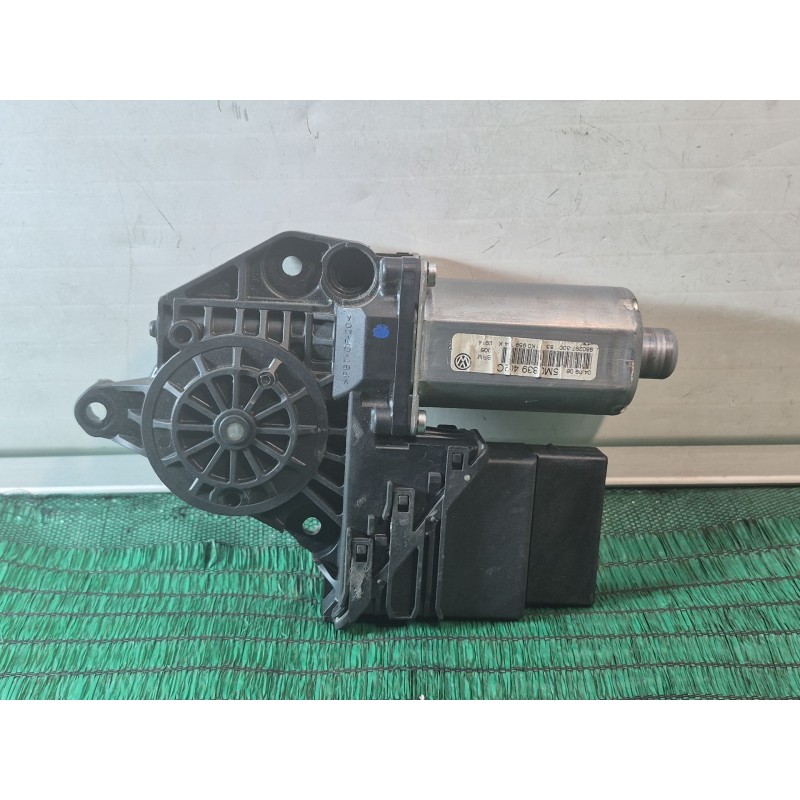 Recambio de motor elevalunas trasero derecho para volkswagen golf plus v (5m1, 521) 1.6 referencia OEM IAM   