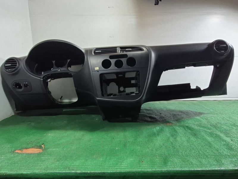 Recambio de salpicadero para seat leon (1p1) 1.6 tdi referencia OEM IAM 1P0819723 1P0819723 1P0819723