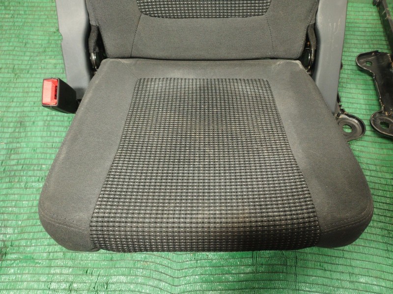 Recambio de asientos tercera fila para peugeot 5008 (0u_, 0e_) 1.6 hdi referencia OEM IAM   