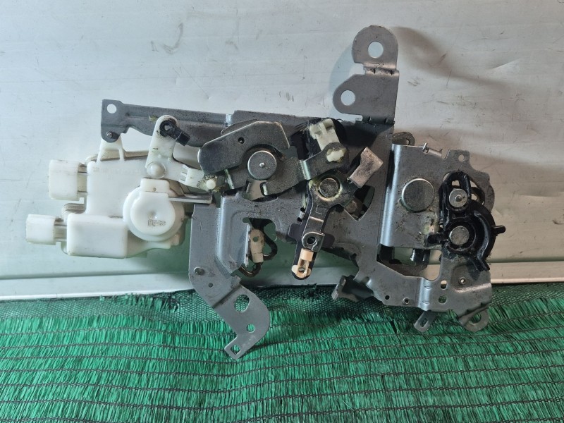 Recambio de cerradura puerta trasera derecha para mazda 5 berl. (cr) 2.0 active+ referencia OEM IAM   