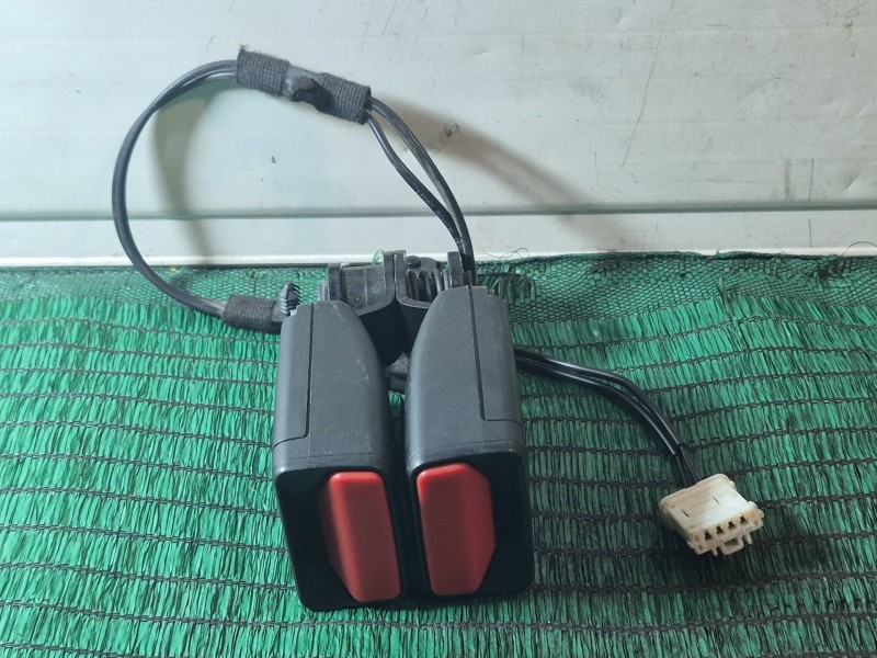 Recambio de enganche cinturon para peugeot 508 i (8d_) 2.0 hdi referencia OEM IAM   