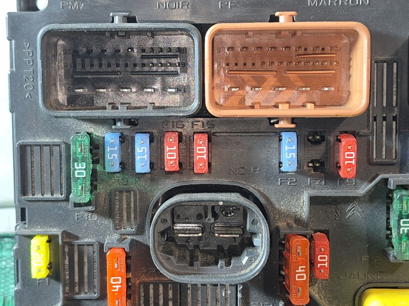 Recambio de caja reles / fusibles para peugeot 307 cc (3b) 2.0 16v referencia OEM IAM 9661087080 9661087080 9661087080