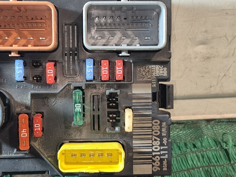 Recambio de caja reles / fusibles para peugeot 307 cc (3b) 2.0 16v referencia OEM IAM 9661087080 9661087080 9661087080