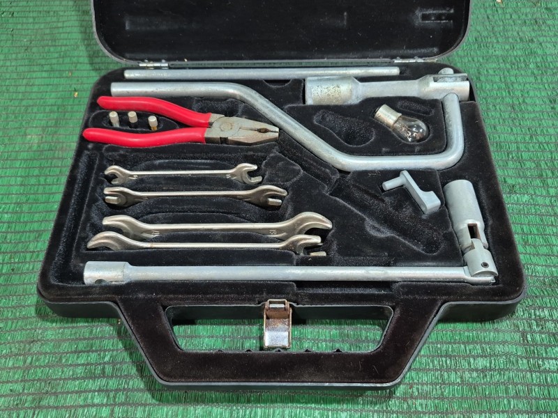 Recambio de herramientas para jaguar xj sovereign v12 referencia OEM IAM   