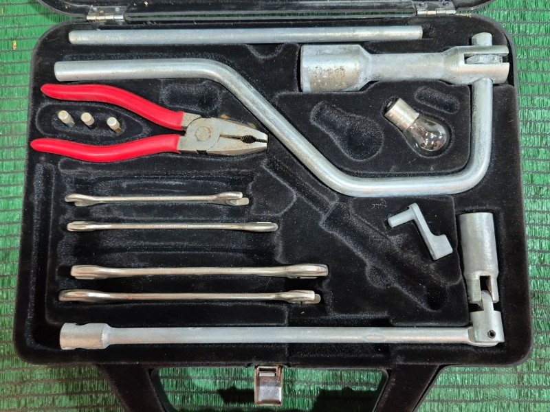 Recambio de herramientas para jaguar xj sovereign v12 referencia OEM IAM   